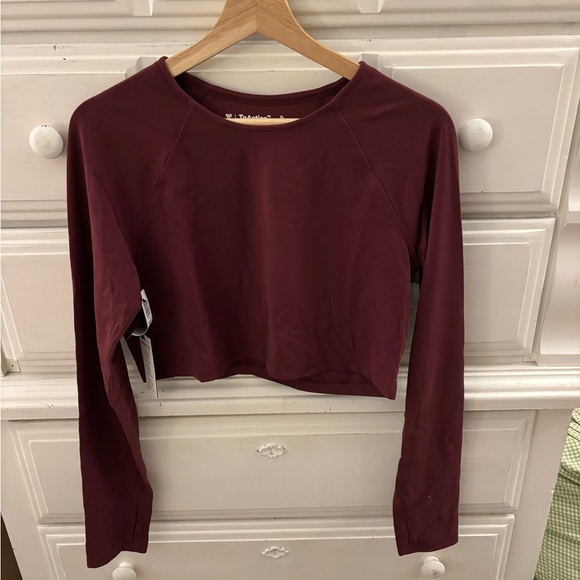 TNA Action Breathe Tumble long sleeve in spiced burgundy - Picture 2 of 5